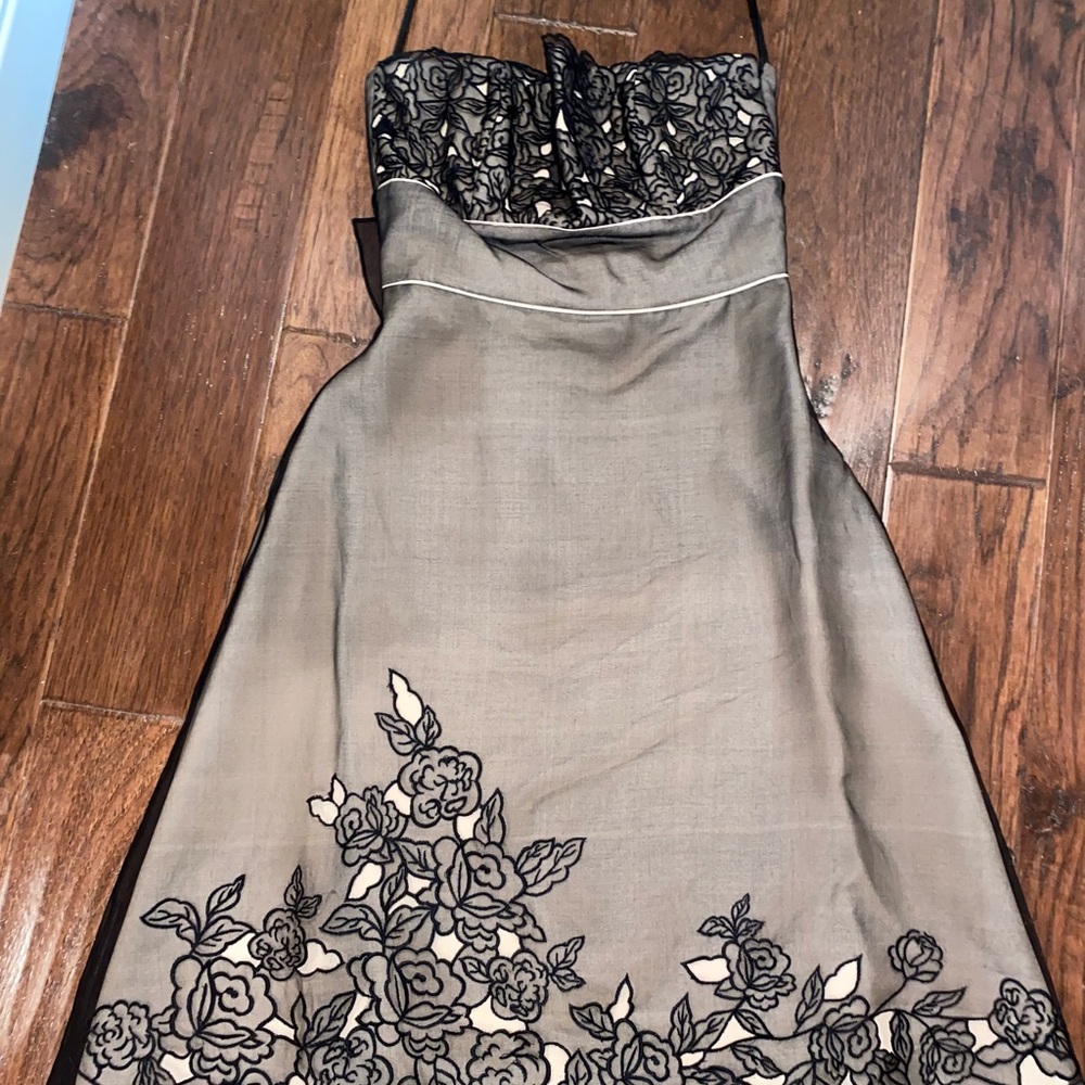 White House Black Market dress. Worn once. Condition: like new. Strapless.